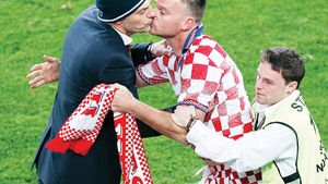 Cel mai iubit croat!** Slaven Bilic a fost pupat pe gură de un suporter care a pătruns pe teren