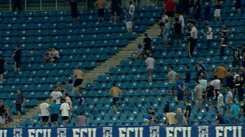 Incidente la pauza derby-ului FC U Craiova - Dinamo. Ultrașii, aproape de o bătaie generală | VIDEO