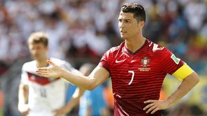 Ronaldo a ȘOCAT din nou, înaintea meciului cu SUA. FOTO | Toți s-au înghesuit să pozeze noua schimbare de look a portughezului