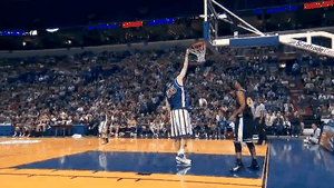 GIGANTIC! ** VIDEO/ E poreclit "Tiny" și e cel mai înalt sportiv din lume: dă "slam dunk" de pe picioare