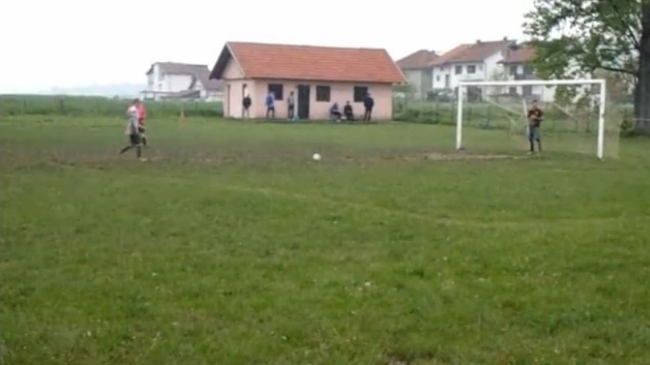 VIDEO - Execuție mai proastă nu există. Până și coechipierii lui au râs în hohote de modul în care a bătut acest 11 metri