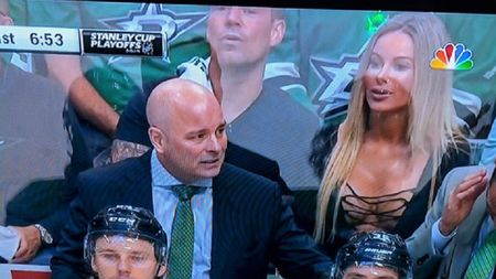 S-a mai uitat cineva la meci? VIDEO | Apariția care a "furat" toate privirile în tribune