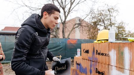 David Popovici a strâns peste 160.000 de euro în doar zece zile pentru ca 11 copii cu nevoi speciale să aibă o locuință! „Avem multe cărămizi de pus la această casă! Ne luăm angajamentul că vor avea un cămin adevărat”