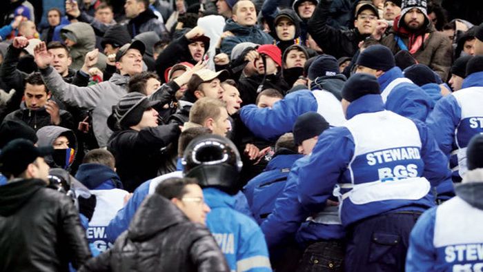 Contestați de tot stadionul!** Înjurături pentru Sandu și Dragomir