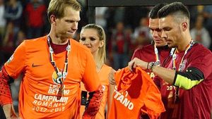 Ciudata poveste a fotbalistului care a luat 3 titluri cu CFR Cluj, dar s-a retras la numai 26 de ani! A fost mereu bănuit că joacă „pe pile”, e cuplat cu una dintre cele mai râvnite femei din România și și-a făcut o afacere neașteptată