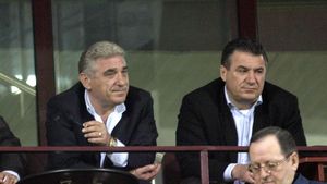 Doi fotbalişti români, internaționali de tineret, în probe la Ajax Amsterdam: „Giovanni şi Victor Becali au venit cu această propunere"