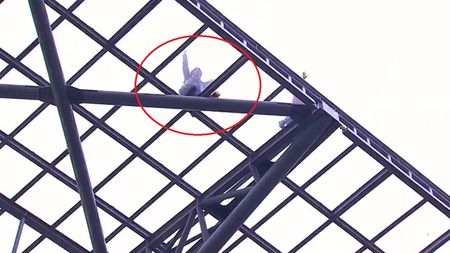 Scene de infarct în timpul unui meci din Turcia! Motivul pentru care doi suporteri s-au urcat pe acoperiș, în fața a 25.000 de oameni | VIDEO