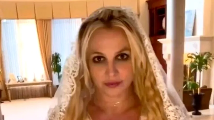 Britney Spears se dezbracă complet goală pentru o poză intimă în baie