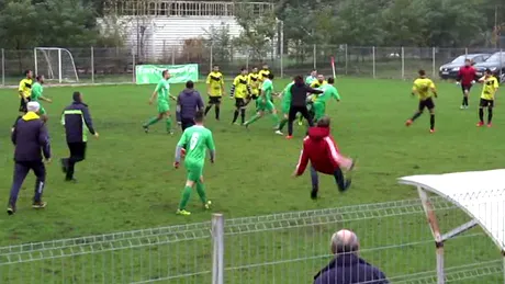 Ca-n filme! Scene de o violență rară pe un teren de fotbal din România:** 