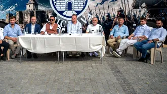 Prea mergeau bine lucrurile, trebuia schimbat ceva. Cetatea Suceava l-a înlăturat pe omul care a înființat clubul și a angajat ”ținta ironiilor” fanilor. Ciprian Anton chiar știe cum e perceput: ”Nu mă voi ocupa de administrarea fondurilor”