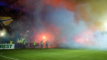 "Lupii galbeni" nu-și schimbă năravul. Petrolul, sancționat de FRF cu o amendă usturătoare după ce fanii și-au făcut de cap la un meci de juniori