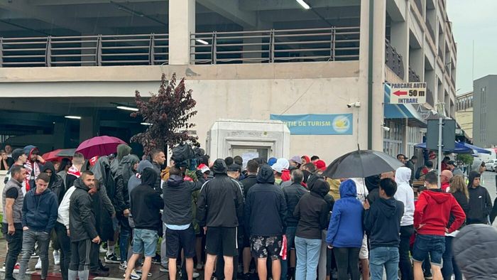 Dinamo, cu peste 2.000 de susținători la Mioveni, în returul barajului de promovare cu FC Argeș! Organizatorii au scos noi bilete la vânzare! Au venit fani și de la Arad: „Noi ne ajutăm! Faceți loc vin câinii roșii” | VIDEO