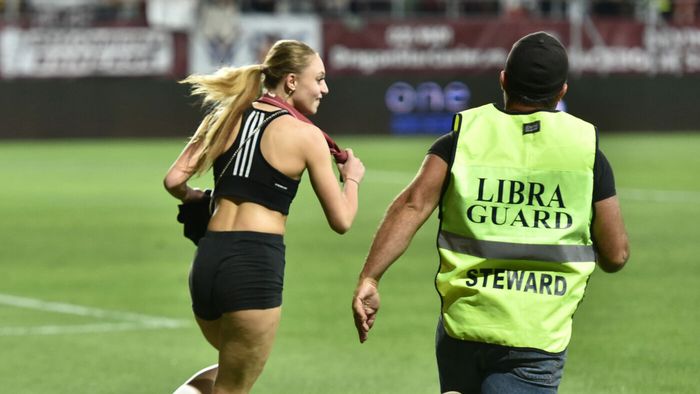 O fană a Rapidului a intrat pe gazon la finalul meciului cu UTA Arad! Ce s-a întâmplat după ce stewarzii au prins-o | GALERIE FOTO