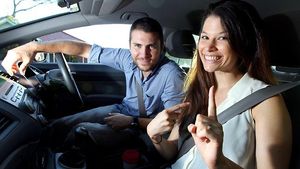 Au lăsat un câine să decidă cine e cel mai bun șofer. FOTO Cea mai tare reacție 