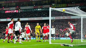 Campionul mondial Lisandro Martinez a fost catalogat drept „idiot”, după intervenția brutală asupra vedetei londoneze Bukayo Saka!