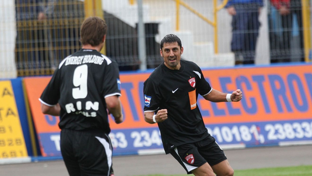 "Câinii" se agață cu colții de primul loc