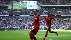 "When the Reds Go Marching In". Liverpool a învins Tottenham pe Wembley și rămâne în fruntea Premier League
