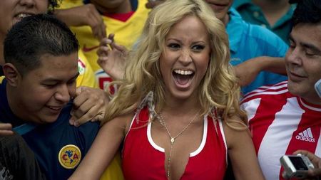 FOTO A venit la meci dar nu-și mai amintește nimic din el!** Așa convingi un fan să-și "trădeze" echipa :)