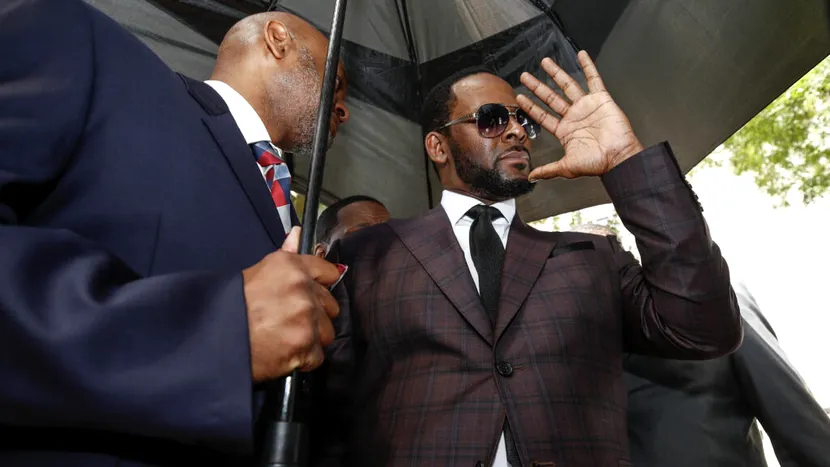 „Ai distrus atât de multe vieți”. Cântărețul R. Kelly a fost condamnat la 30 de ani de închisoare pentru abuzuri sexuale sistematice