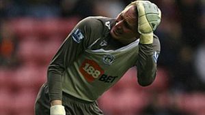 Cazul "Moneda" la englezi!** Portarul lui Wigan, lovit de fanii lui Burnley