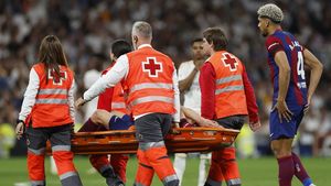 Accidentare gravă în Real Madrid - FC Barcelona. Starul lui Xavi a ieșit pe targă, cu ochii în lacrimi, moment în care pe Santiago Bernabeu s-a întâmplat un lucru care se vede o dată la mulți ani