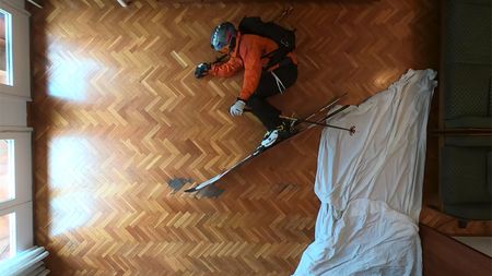 Cum se poate schia în dormitor? Ce a făcut un pasionat al sporturilor de iarnă în izolare | VIDEO