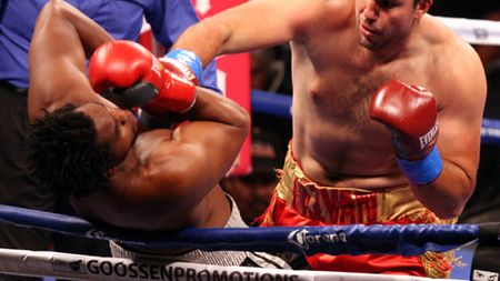 Răzvan Cojanu, primul român care are șansa de a câștiga titlul mondial la profesioniști - categoria grea. Boxerul de 2,02 m se bate pe 6 mai cu deținătorul centurii mondiale WBO, Joseph Parker