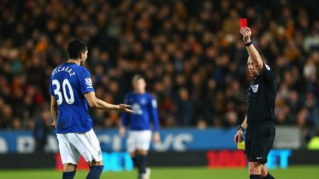 Întâmplare bizară în Anglia. Arbitrul unui meci decisiv pentru titlu a fost schimbat după ce suporterii au descoperit că e fanul lui Tottenham: "A fost prezent de multe ori la meciurile echipei"