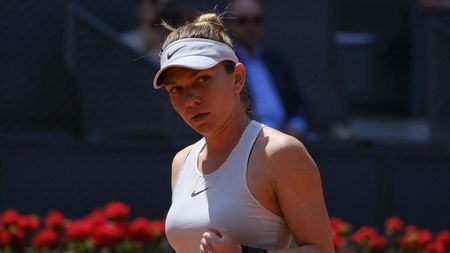 "Simply the best!" Halep i-a fascinat pe jurnaliștii străini în timpul meciului cu Mertens. Lovitura imposibilă reușită de Simona | VIDEO 