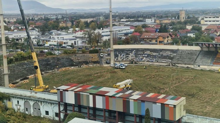 Sfârșitul unei ere! A început demolarea stadionului Tineretului din Brașov