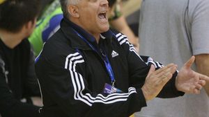 "Arbitrii merg la două capete! Fură, dar nu sunt reclamați de frică!"**