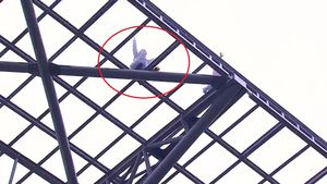 Scene de infarct în timpul unui meci din Turcia! Motivul pentru care doi suporteri s-au urcat pe acoperiș, în fața a 25.000 de oameni | VIDEO