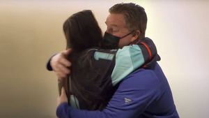 Povestea uluitoare a româncei, studentă în SUA, care l-a salvat de cancer pe antrenorul unei echipe din NHL în timpul unei partide! Ce a văzut pe pielea acestuia și cum a ajuns eroină peste Ocean | VIDEO