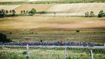 Turul Franței | Zi nebună: vântul a „rupt" cel puțin cinci mari-favoriți la câștigarea tricoului galben. Alaphilippe intră în ziua de pauză în postura de lider

