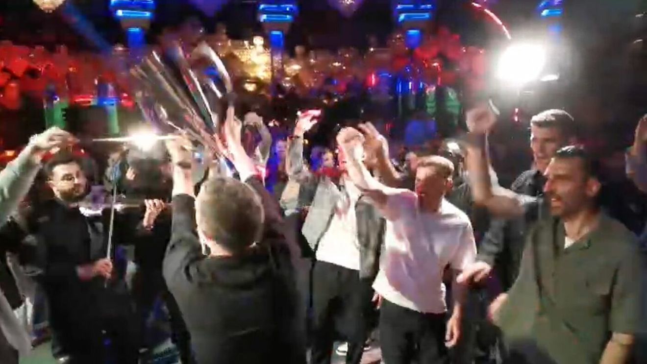 Imagini spectaculoase de la petrecerea FCSB dintr-un club de fițe din București! Manele, delicatese culinare și băuturi fine pentru campionii României. Foto&Video