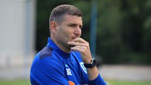 Cum îi motivează Laszlo Balint pe jucătorii Universității Craiova înainte de meciul cu Vllaznia Shkoder: „Trebuie să compensăm aceste lucruri". Ce debut a anunţat în echipa sa la meciul din Albania