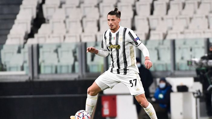 Radu Drăgușin, dat exemplu „starurilor” din Liga 1: „N-am văzut nicio pițipoancă sau vreo miss strâmbă lângă el!” Valeriu Răchită, ironie devastatoare la adresa lui Moruțan