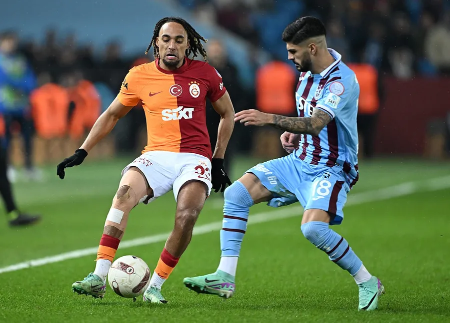 Sacha Boey, în stânga imaginii