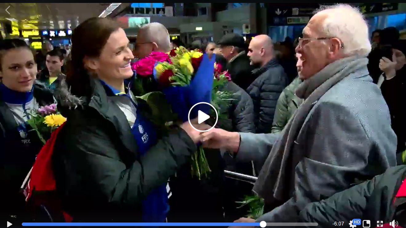 VIDEO | Naționala de handbal a României a revenit în 
țară, după locul 4 obținut la Campionatul European. Neagu și-a invitat colegele să vorbească pe aeroport: "Vin fetele". Flori, emoții și un gând pentru Franța: "A fost extraordinară"