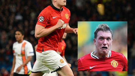 "FAȚA" anului! FOTO & VIDEO Phil Jones a doborât un fan din peluză cu penalty-ul său! Reacția jucătorului a fost incredibilă :)