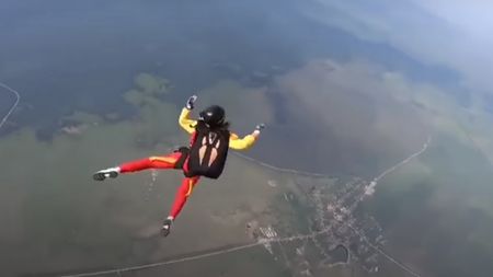 O rusoaică a încercat senzațiile tari și a sărit dintr-un elicopter, dar parașuta nu i s-a mai deschis! Ce s-a întâmplat după ce a zburat așa zeci de secunde