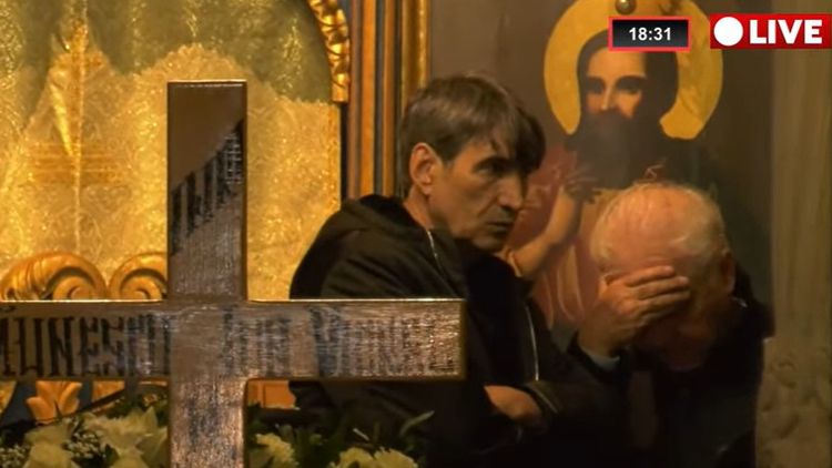 🚨 Pelerinaj la catafalcul lui Viorel Păunescu, fostul președinte al Stelei. Victor Pițurcă și frații Becali au depus coroane