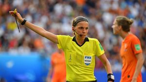 „Vor să fie însărcinate sau vor să fie arbitru?", declarația care a declanșat scandalul în Anglia. Polemică despre ascensiunea femeilor pornită de un fost ecuson FIFA
