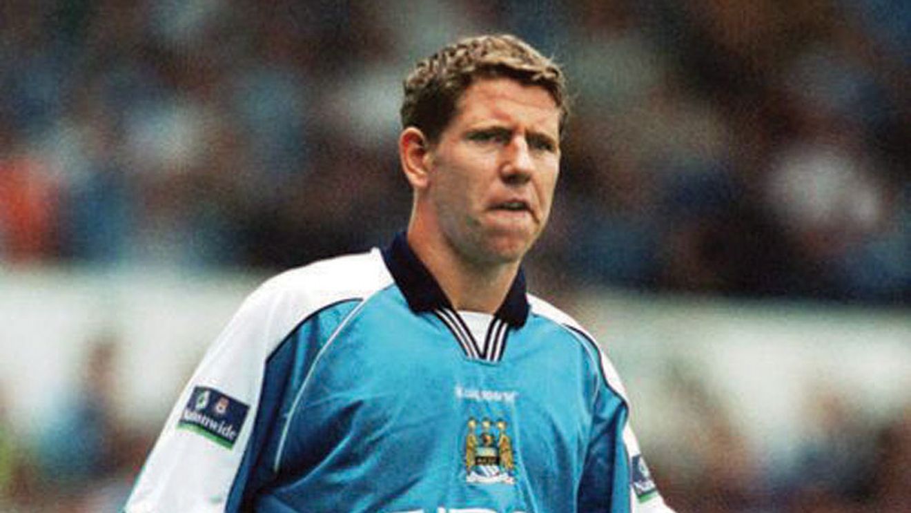 El a lăsat fotbalul pentru mitralieră!