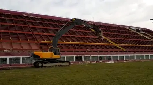 VIDEO | Buldozerele au intrat în Giulești. Primele imagini cu stadionul Rapid în timp ce este demolat