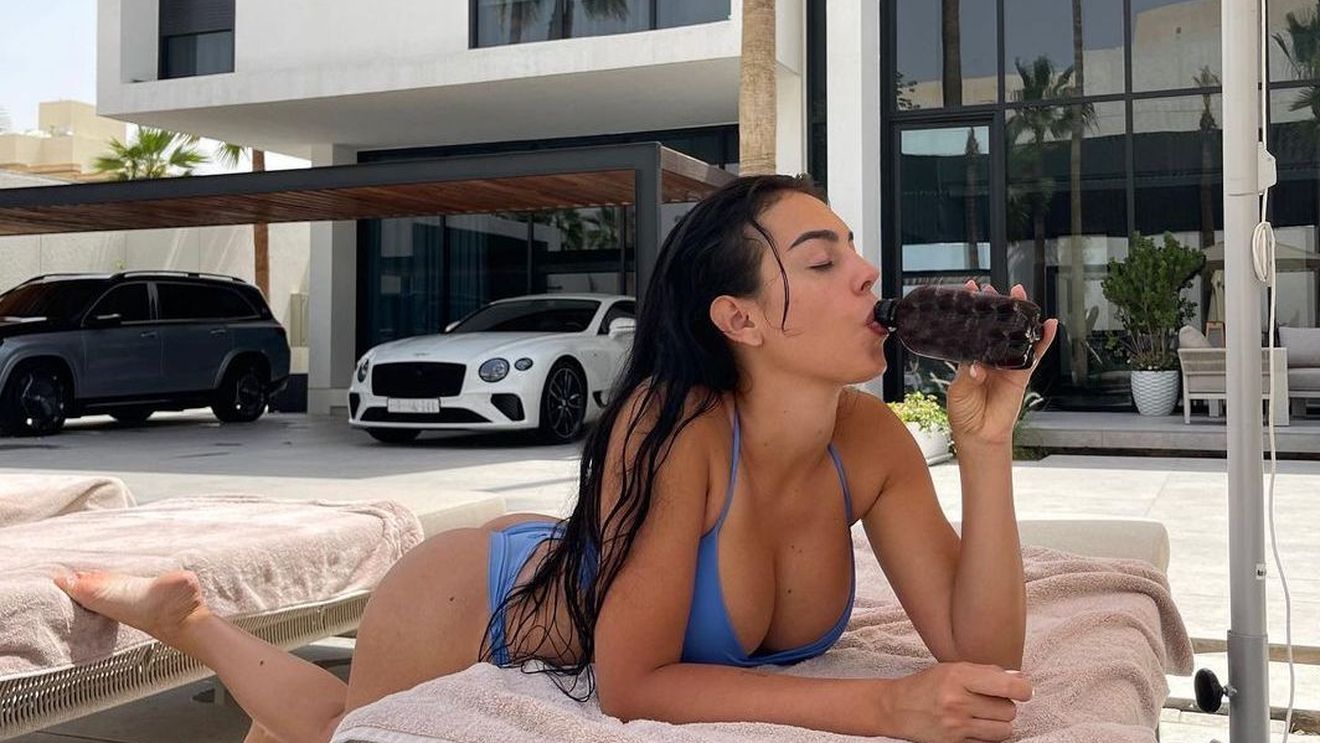 Georgina Rodriguez i-a înnebunit pe arabi cu fotografii de la piscină! Iubita lui Cristiano Ronaldo arată fenomenal în costum de baie, dar a fost repede mustrată: „Ar trebui să ceri iertare de la Allah!” | GALERIE FOTO