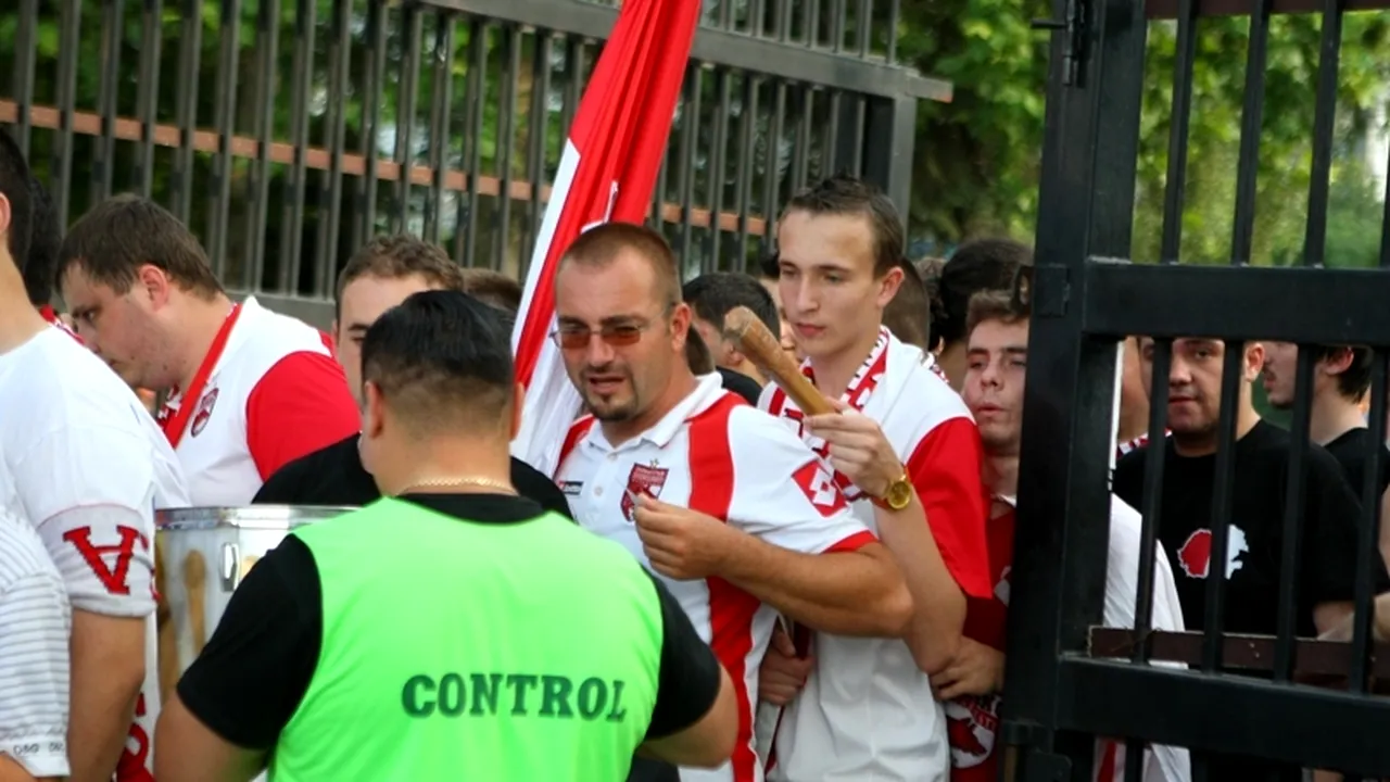 SURPRIZĂ‚! Câteva sute de fani au aflat la porțile stadionului că meciul Dinamo - Gloria** se joacă fără spectatori