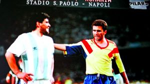Gheorghe Hagi își amintește perfect întâlnirea cu Diego Maradona și schimbul de tricouri: „Provocam asta, pentru că mi se spunea «Maradona din Carpați» și trebuia să demonstrez” | VIDEO