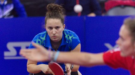 "Dacă nu port brățări, nu-mi simt mâna!". Andreea Dragoman a câștigat bronz european cu echipa, la CE de la Cluj, are drag de banderola de la Timo Boll și de Haos Calm, iar, de curând, a făcut un pas important. De câte ori schimbă fețele de paletă o junioară de top?