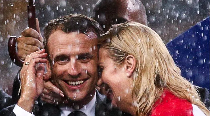 Gestul făcut de Brigitte Macron în timp ce soțul și președinta Croației se îmbrățișau cu foc. 